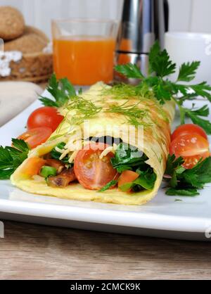 Omelette gefüllt mit Gemüse Stockfoto