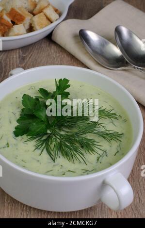 Pürieren Sie die Suppe mit Dill und Petersilie Stockfoto