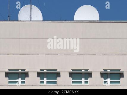 Berlin, Deutschland. September 2020. Auf dem Dach der Botschaft der Vereinigten Staaten von Amerika sind zwei Satellitenantennen installiert. Quelle: Soeren Stache/dpa-Zentralbild/ZB/dpa/Alamy Live News Stockfoto