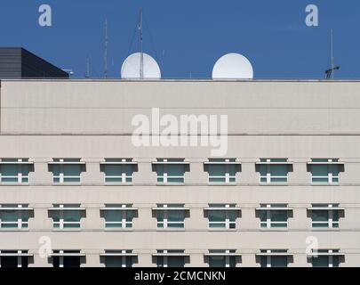 Berlin, Deutschland. September 2020. Auf dem Dach der Botschaft der Vereinigten Staaten von Amerika sind zwei Satellitenantennen installiert. Quelle: Soeren Stache/dpa-Zentralbild/ZB/dpa/Alamy Live News Stockfoto