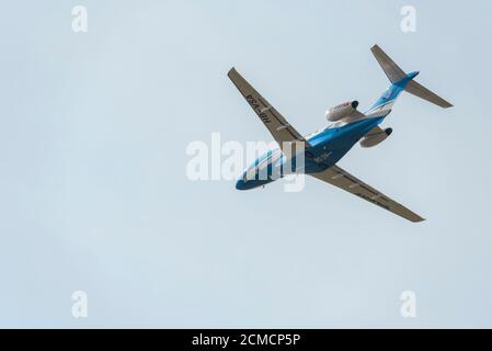 Pilatus PC-24 Business Jet Flugzeug HB-VSA klettert weg nach dem Start von Biggin Hill Airport, Kent, Großbritannien. Im Besitz der Pilatus Aircraft Company Stockfoto