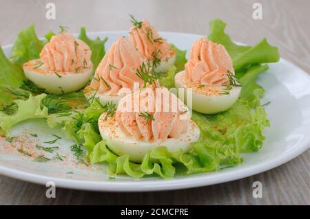 Eiern gefüllt mit Lachspastete in Salatblätter Stockfoto