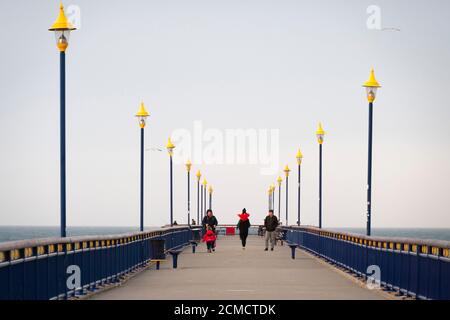 Menschen auf New Brighton Pier, Christchurch, Canterbury, South Island, Neuseeland zu Fuß Stockfoto