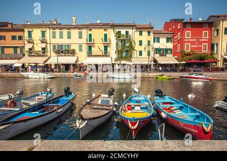 Dogana Veneta und Porticciolo in Lazise, in Italien mit farbigen Booten 9 Stockfoto