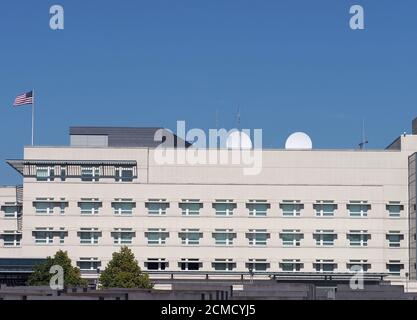 Berlin, Deutschland. September 2020. Auf dem Dach der Botschaft der Vereinigten Staaten von Amerika sind zwei Satellitenantennen installiert. Quelle: Soeren Stache/dpa-Zentralbild/ZB/dpa/Alamy Live News Stockfoto