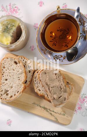 Huhn Leberpastete auf Brot und in Glas Stockfoto