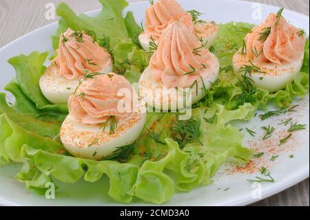 Eiern gefüllt mit Lachspastete in Salatblätter Stockfoto