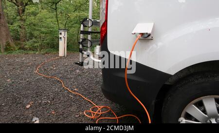 Externer elektrischer Anschlusspunkt und Kabel am Wohnmobil Stockfoto