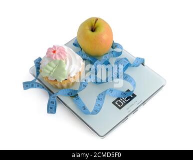 Kuchen und Apfel auf Schuppen Maßband gewickelt Stockfoto