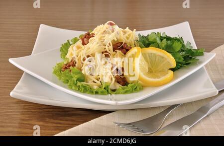 Salat mit Käse und Apfel, Walnüssen und Joghurt Stockfoto