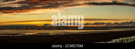 Panorama der Ostseeküste, Sand und Sonne, Sonnenuntergang, Entspannung am Sommerabend, der Himmel in vielen Farben. Sand und Erholung bei ihm, Seegras. Stockfoto