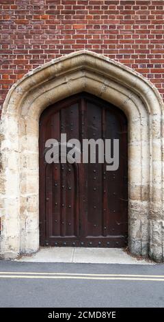 Detail einer alten schweren Holztür an der Universität von Cambridge Stockfoto