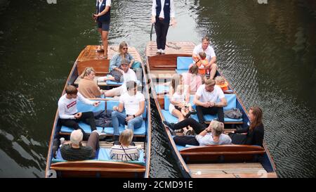 Touristen in Punts auf dem River Cam Cambridge Stockfoto