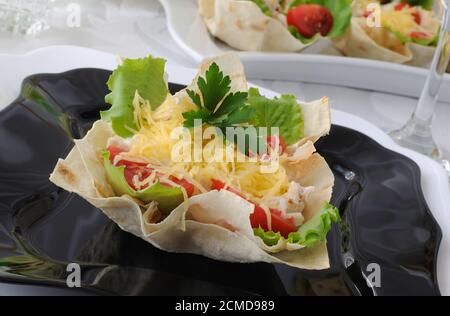 Korb, gefüllt mit Huhn, Tomaten und Käse Stockfoto