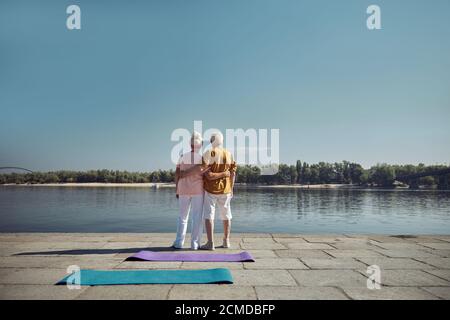Ältere Menschen entspannen sich nach dem Yoga-Training Stockfoto