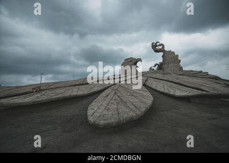 KOLLAM, INDIEN - 17. Sep 2019: Auf der größten Vogelstatue der Welt läuft ein Affe entlang der Statue in Jatayumangalam, Kollam, Kerala Stockfoto