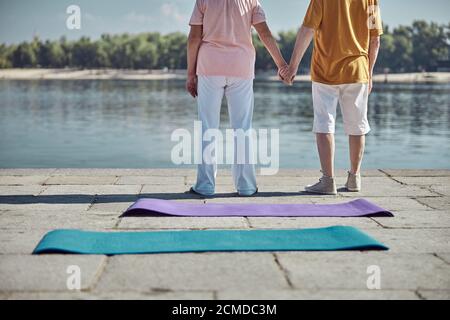 Zwei schlanke Rentner stehen am Flussufer Stockfoto