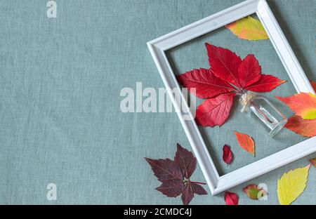 Herbsthintergrund aus Blättern auf einem Hintergrund aus Leinenstoff. Stillleben im Herbst. Stockfoto