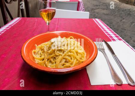Teller mit traditionellen Tonnarelli cacio e pepe serviert in einem Restaurant in Rom, Latium, Italien Stockfoto