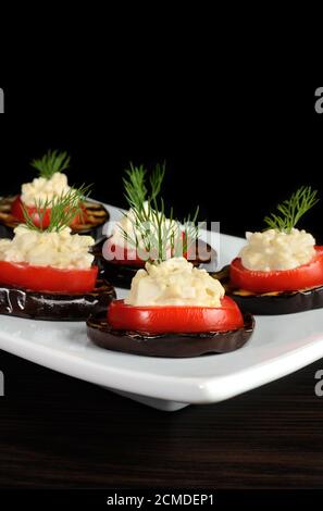 Vorspeise Auberginen mit Tomate Stockfoto