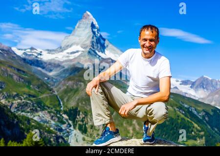 Wanderer posiert vor Berggipfeln Bergwandern Backpacker Alt älter aarp starke Stärke vital energetische Landschaftsfotografie Porträt Stockfoto