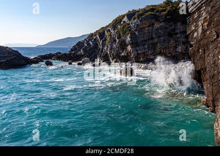 Strände von Griechenland, Wellen planschen auf den Felsen, Mylopotamos Strand, Pelion, Volos Bezirk Stockfoto