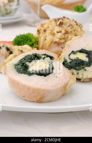 Hühnerroulade gefüllt mit Spinat und Käse Stockfoto