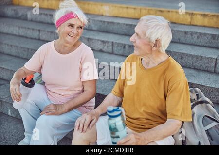 Grauköpfiger Mann und eine Frau, die einander anschauen Stockfoto