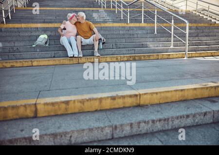 Liebevolles älteres Paar, das auf der Treppe sitzt Stockfoto