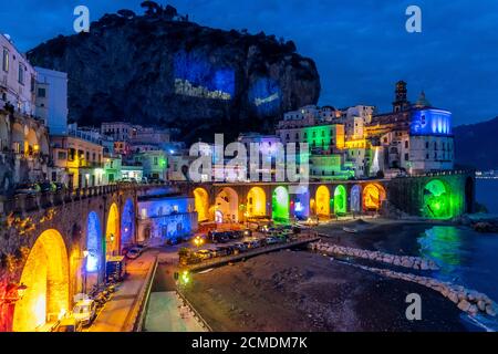 Atrani, Amalfiküste, Italien, Dezember 2019: Farbige Weihnachtslichter in Atrani. Atrani ist eine kleine Stadt an der Amalfiküste, Neapel, Süditalien. Stockfoto