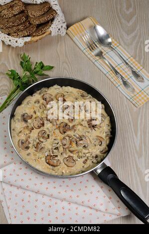 Gebratene Pilze in einer cremigen Sauce Stockfoto