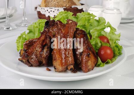 Würzige Schweineribs in Knoblauch mariniert Stockfoto