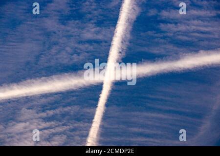 Köln, Deutschland. September 2020. Flugzeugsäcke, manchmal auch als "Chemtrails" bezeichnet von einigen Menschen wegen angeblicher Gifte, die im Flug am Abendhimmel freigesetzt wurden. (Symbolbild, Themenbild) Köln, 15.09.2020 Quelle: dpa/Alamy Live News Stockfoto