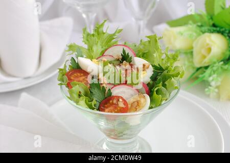 Salat mit Sommergemüse mit Wachteleiern Stockfoto