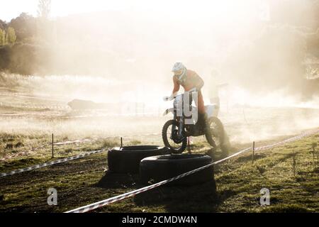 SALAMANCA, SPANIEN - 08. Aug 2019: Ein Motocross-Bild im Sonnenuntergang mit viel Staub in der Umgebung Stockfoto