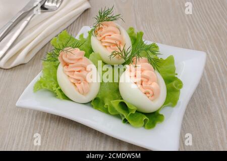 Eier gefüllt mit Lachspastete Stockfoto