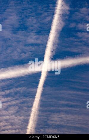 Köln, Deutschland. September 2020. Flugzeugsäcke, manchmal auch als "Chemtrails" bezeichnet von einigen Menschen wegen angeblicher Gifte, die im Flug am Abendhimmel freigesetzt wurden. (Symbolbild, Themenbild) Köln, 15.09.2020 Quelle: dpa/Alamy Live News Stockfoto