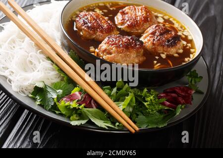 Bun Cha Hanoi ist ein köstliches vietnamesisches Street Food, das schmackhafte Fleischbällchen, Reisnudeln und eine würzige Dip-Sauce kombiniert. Horizontal Stockfoto