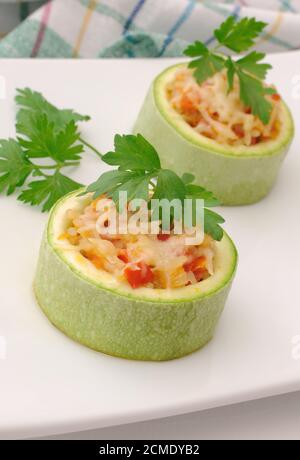 Zucchini gefüllt mit Gemüse mit Reis und Käse Stockfoto