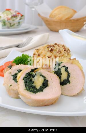 Hühnerroulade gefüllt mit Spinat und Käse Stockfoto