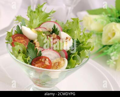 Salat mit Sommergemüse mit Wachteleiern Stockfoto