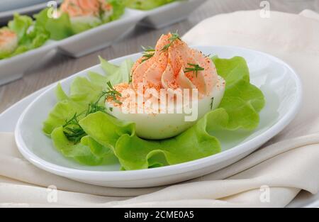 Eier gefüllt mit Lachspastete Stockfoto