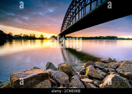 Alte 'IJssel brug' in der Nähe der Stadt Zwolle in Overijssel, Niederlande, architektonische Merkmal bei Sonnenuntergang Stockfoto