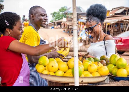 Szene von afrikanischen Menschen, die auf einem lokalen Markt handeln Stockfoto