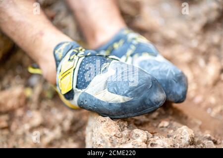 Kletterschuhe auf ruhenden Kletterfüßen auf Felsen Stockfoto