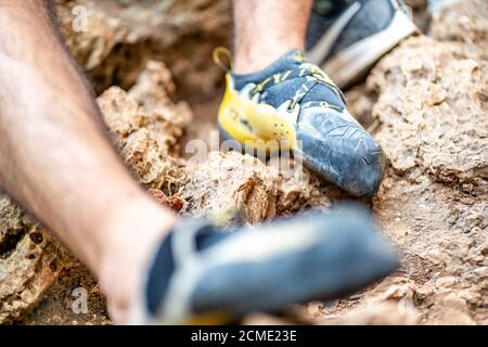 Kletterschuhe auf ruhenden Kletterfüßen auf Felsen Stockfoto