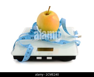 Apfel auf der Waage Maßband umwickelt Stockfoto