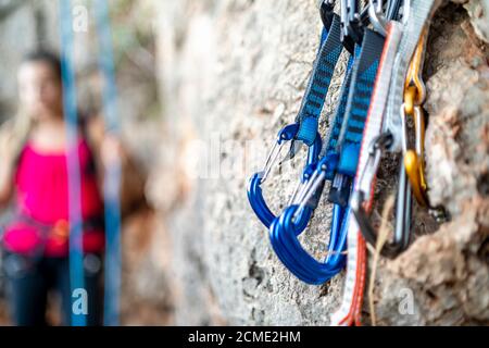 Ein paar Karabiner für Kletterer, die am Fels hängen Stockfoto