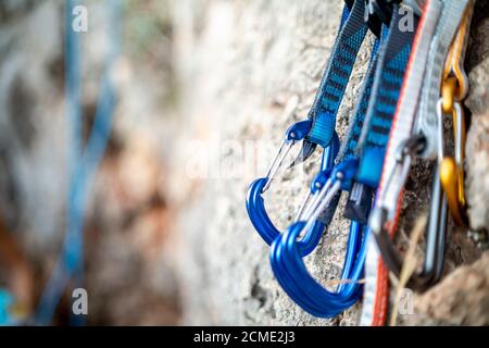 Ein paar Karabiner für Kletterer, die am Fels hängen Stockfoto