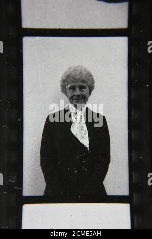 Feine 70er Jahre Vintage Schwarz-Weiß-Fotografie einer sehr glücklichen älteren Dame. Stockfoto
